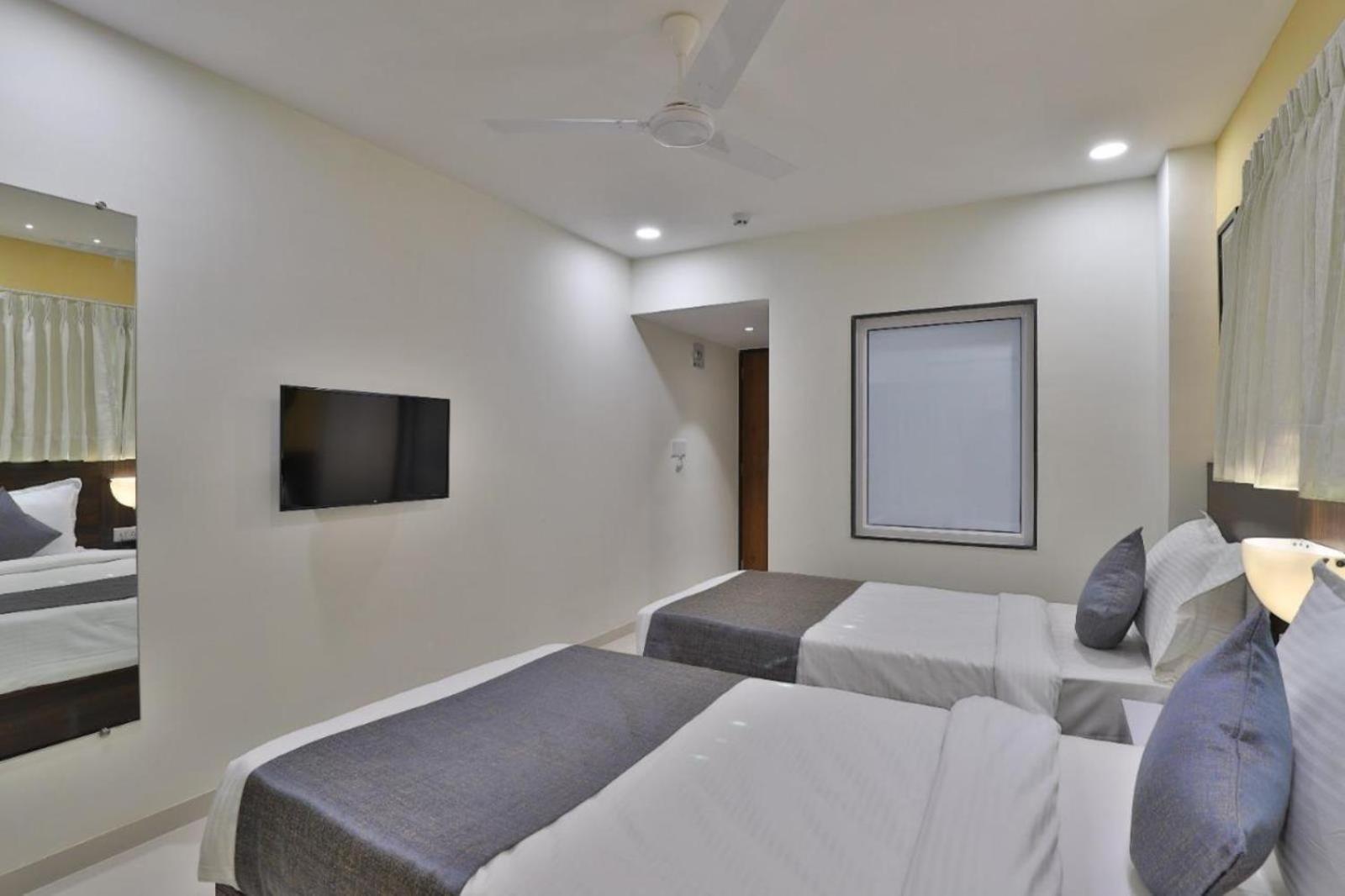 Leo Hotel Ahmedabad Ngoại thất bức ảnh