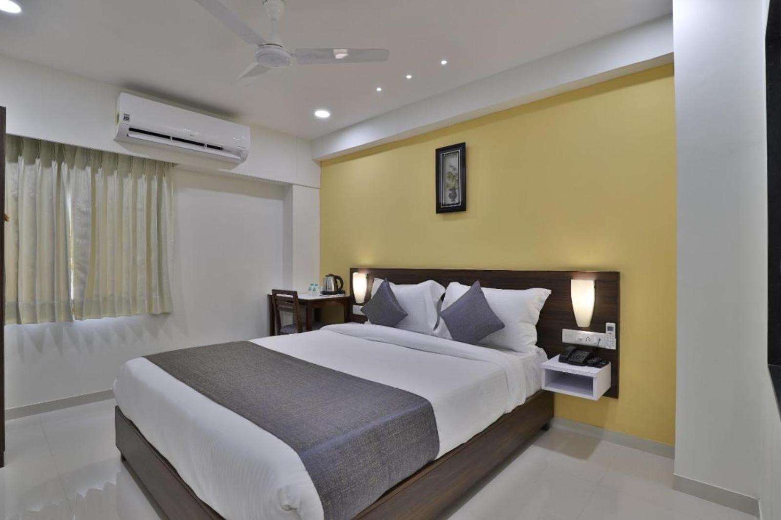 Leo Hotel Ahmedabad Ngoại thất bức ảnh