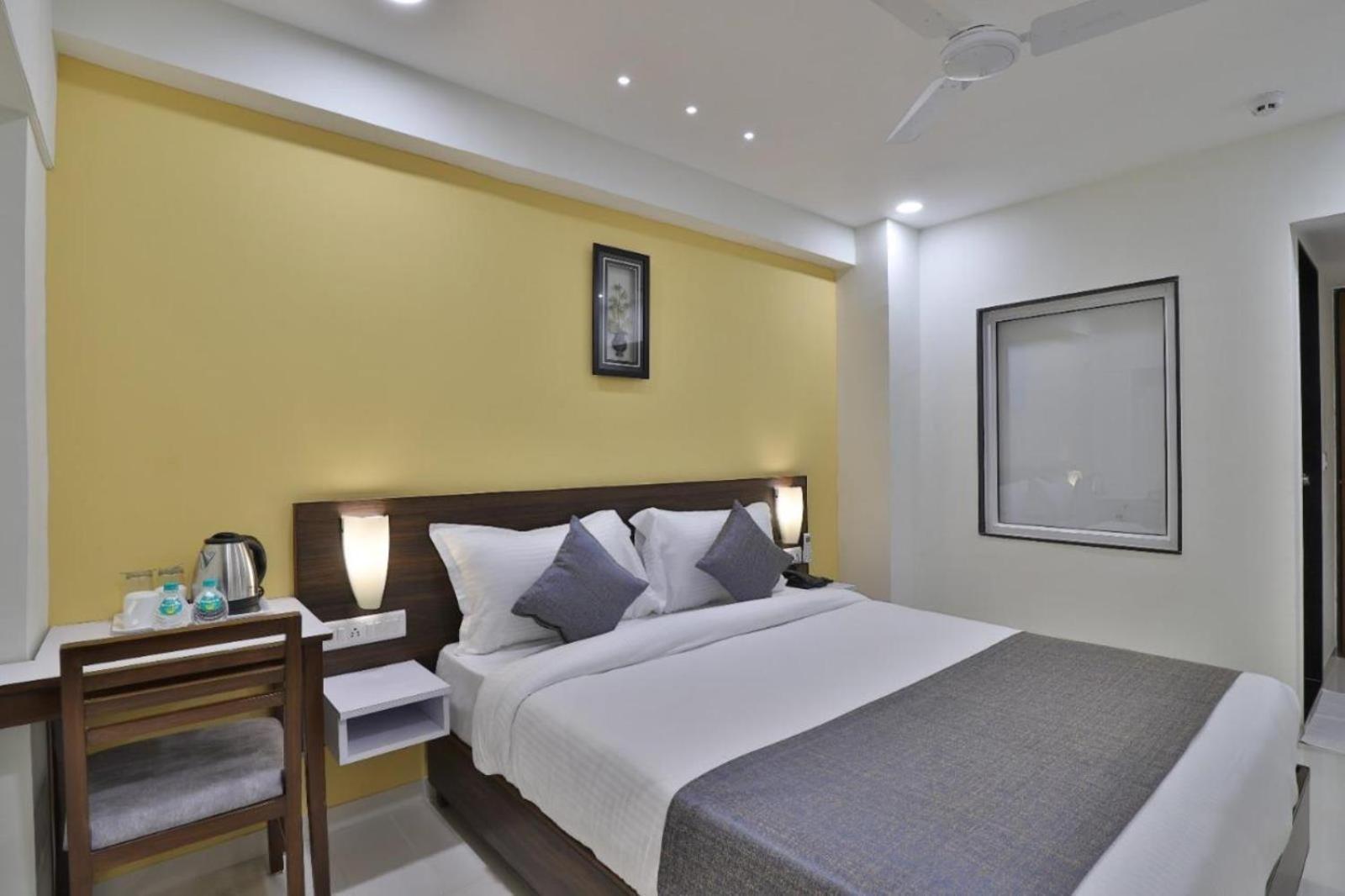 Leo Hotel Ahmedabad Ngoại thất bức ảnh