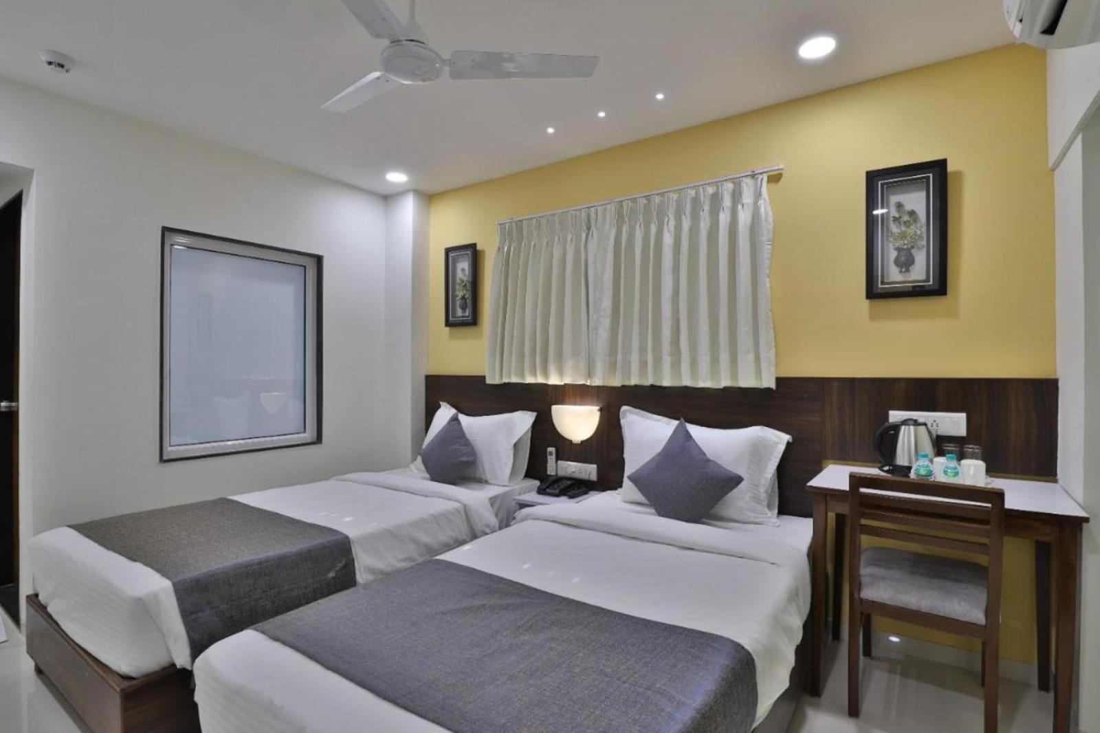 Leo Hotel Ahmedabad Ngoại thất bức ảnh