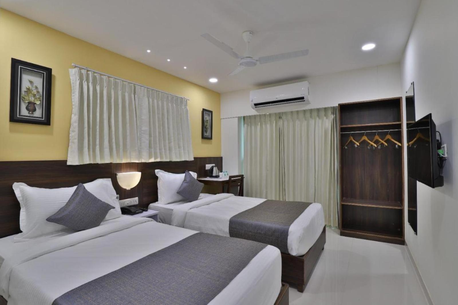 Leo Hotel Ahmedabad Ngoại thất bức ảnh