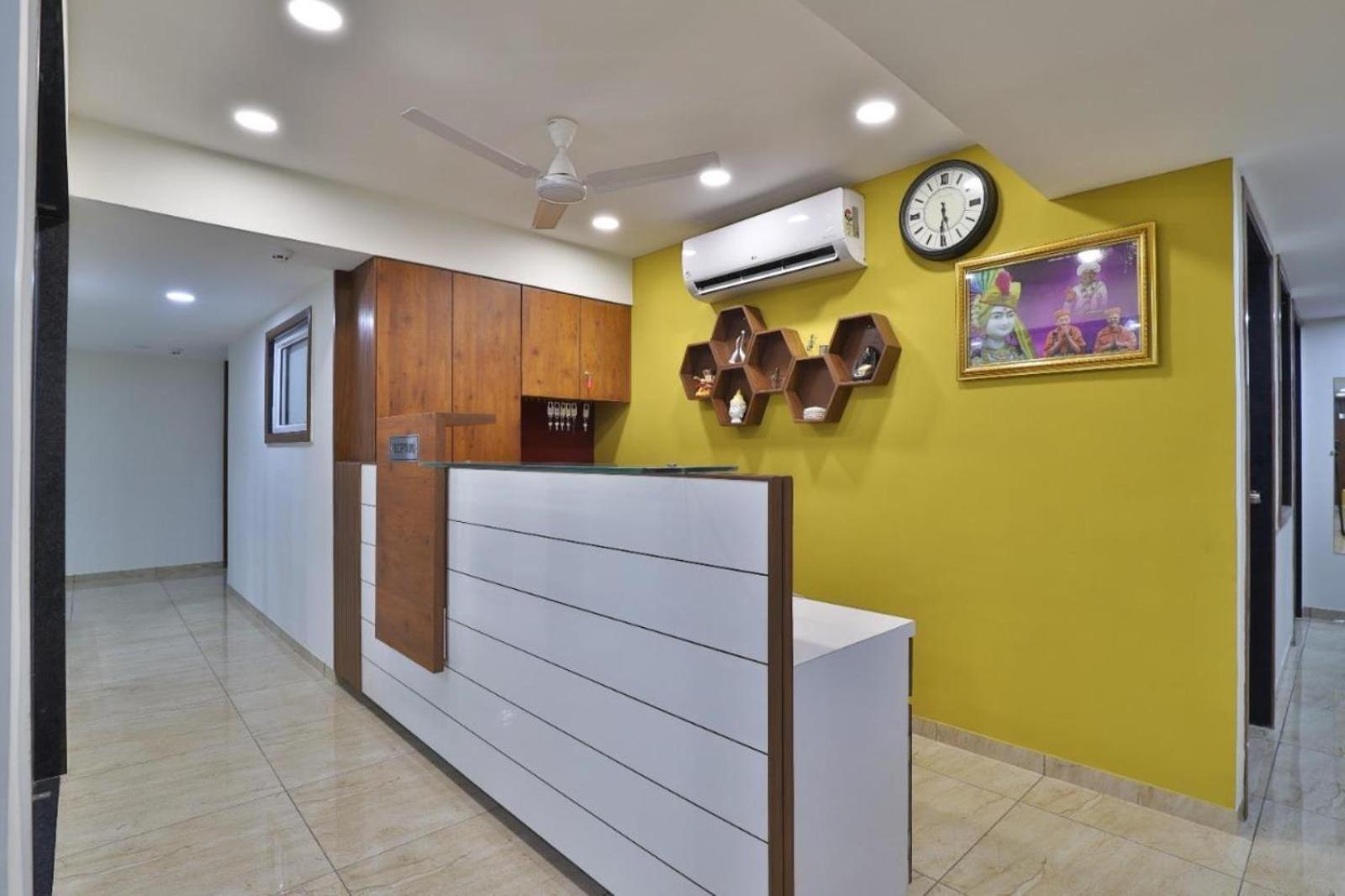 Leo Hotel Ahmedabad Ngoại thất bức ảnh